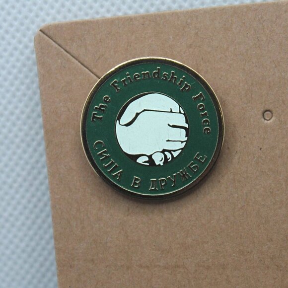 π 3/$15 - 1977 Vintage The Friendship Force Green and Gold Lapel Pin - Picture 8 of 8